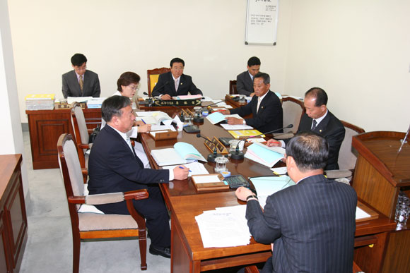 총무위원회 회의모습 이미지(1)