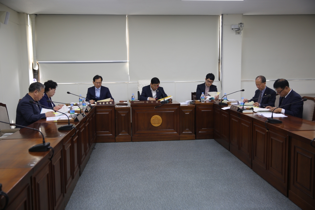 제225회 예산군의회(임시회) 산업건설위원회 회의 이미지(1)