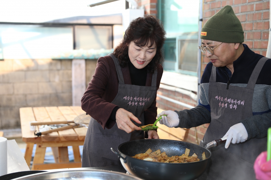 예산군자원봉사센터 사랑의 밥차 무료급식 행사 참석 이미지(7)