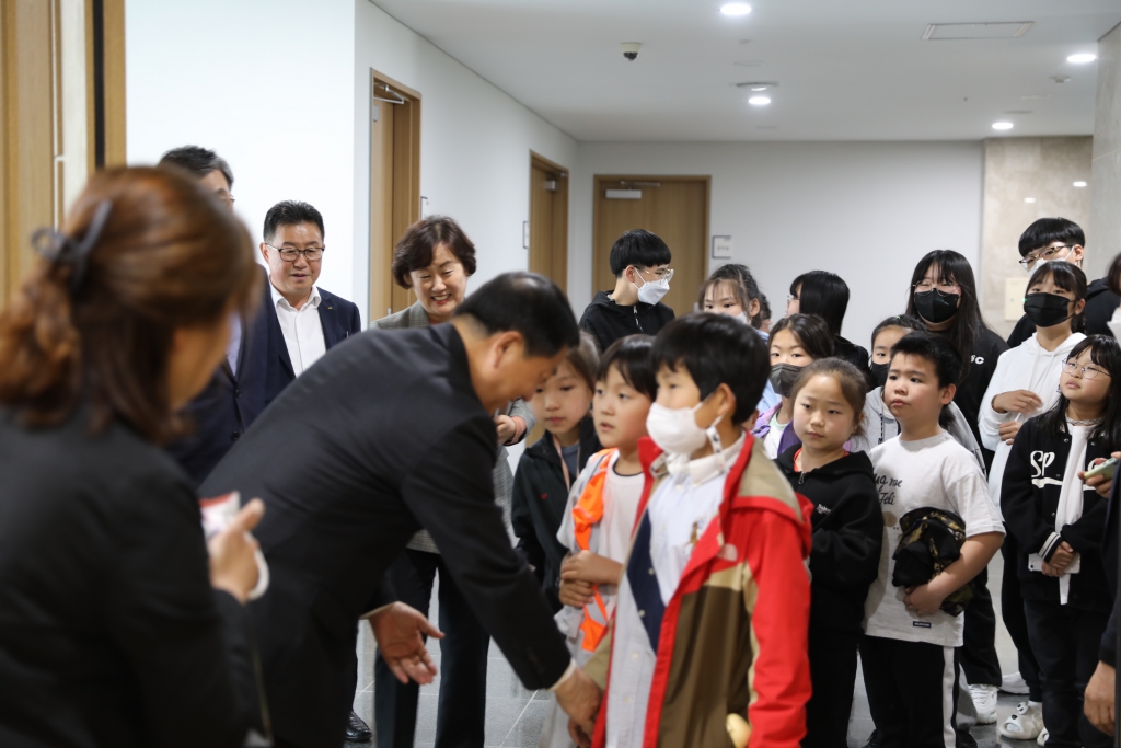 봉산초등학교 의회 견학 이미지(5)