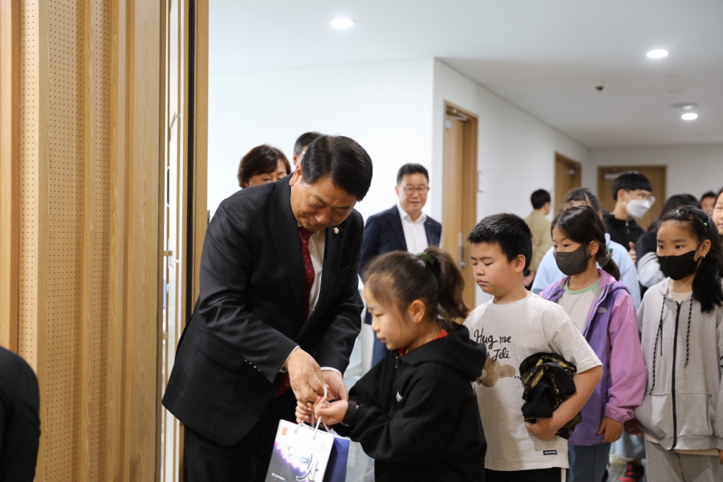 봉산초등학교 의회 견학 이미지(1)