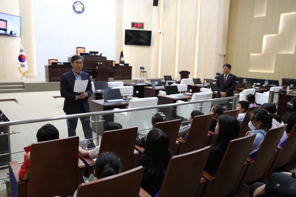 봉산초등학교 의회 견학 이미지(3)