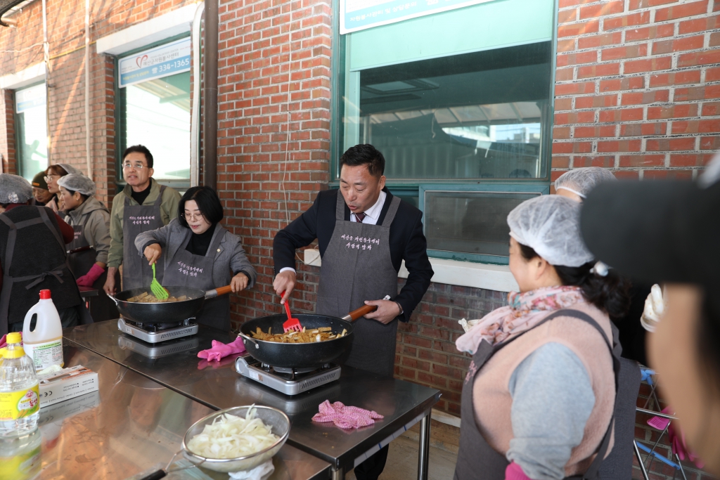 예산군자원봉사센터 사랑의 밥차 무료급식 행사 참석 이미지(8)