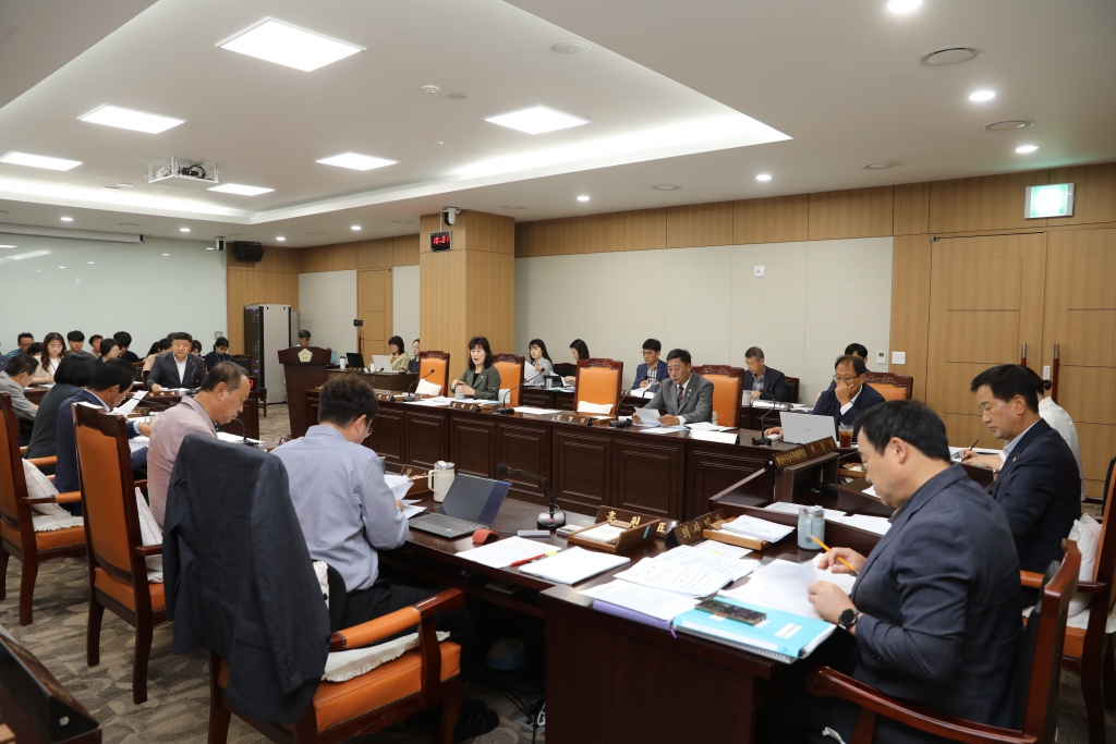 2024년 행정사무감사 2일차(가족지원과, 민원봉사과, 문화관광과)