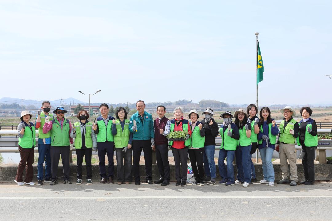 삽교읍 주민자치회 충의대교 꽃다리 만들기