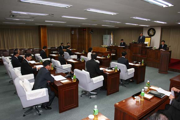 김석기의장 회의주재모습