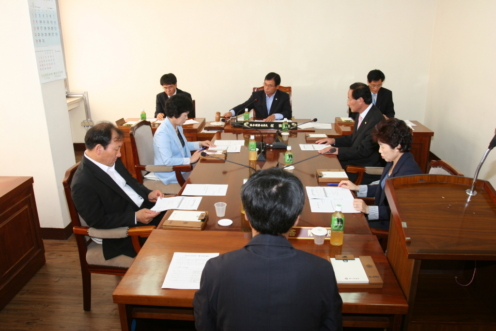 의회운영위원회 회의모습