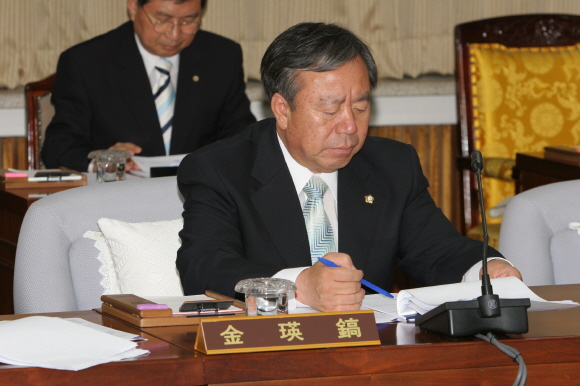 김영호 의원 업무보고 청취모습