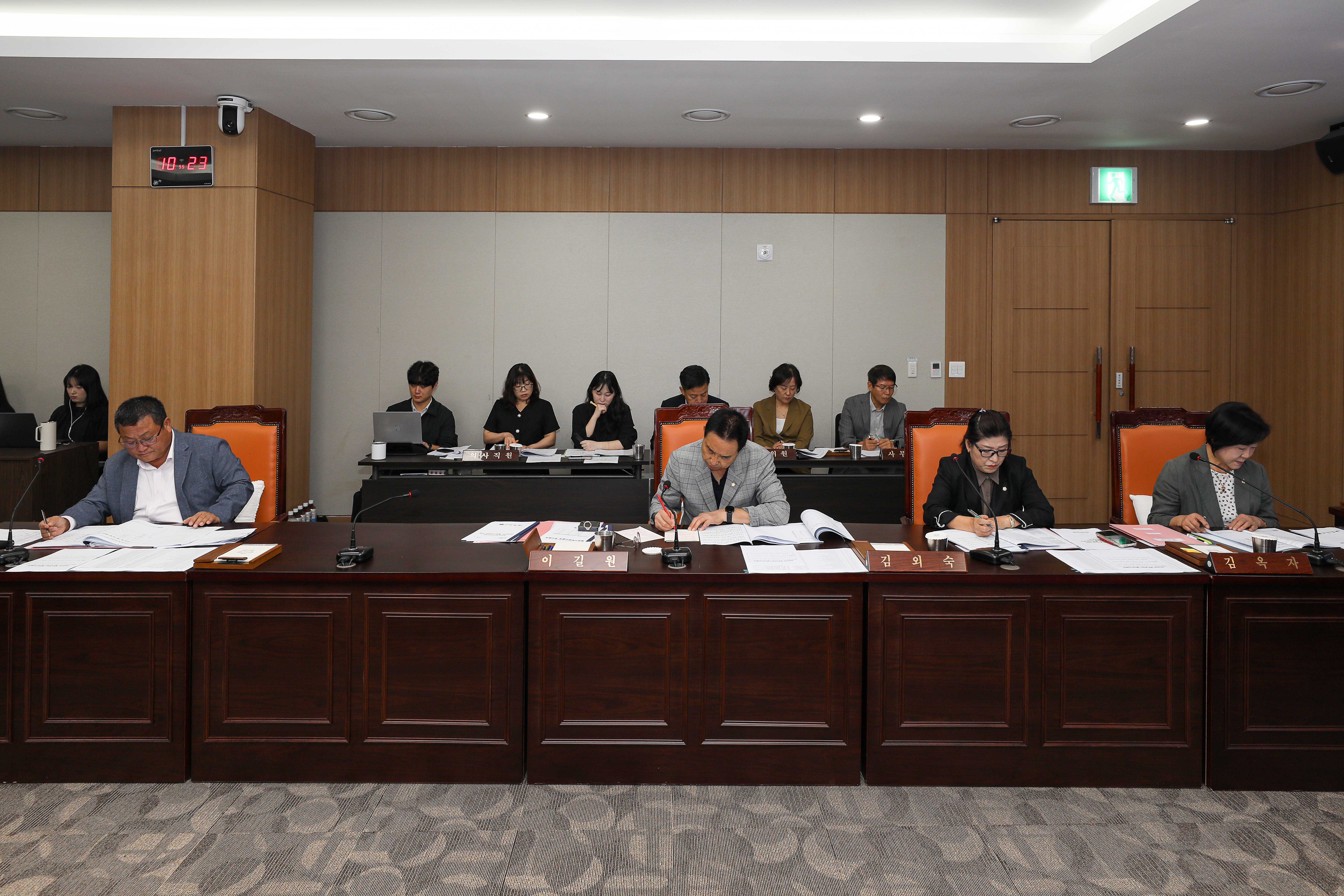 '예산군의회, 2026년 행정사무감사 반환점 돌아' 게시글의 사진(6) '20260911 예산군의회 행정사무감사 4일차 (6).jpg'