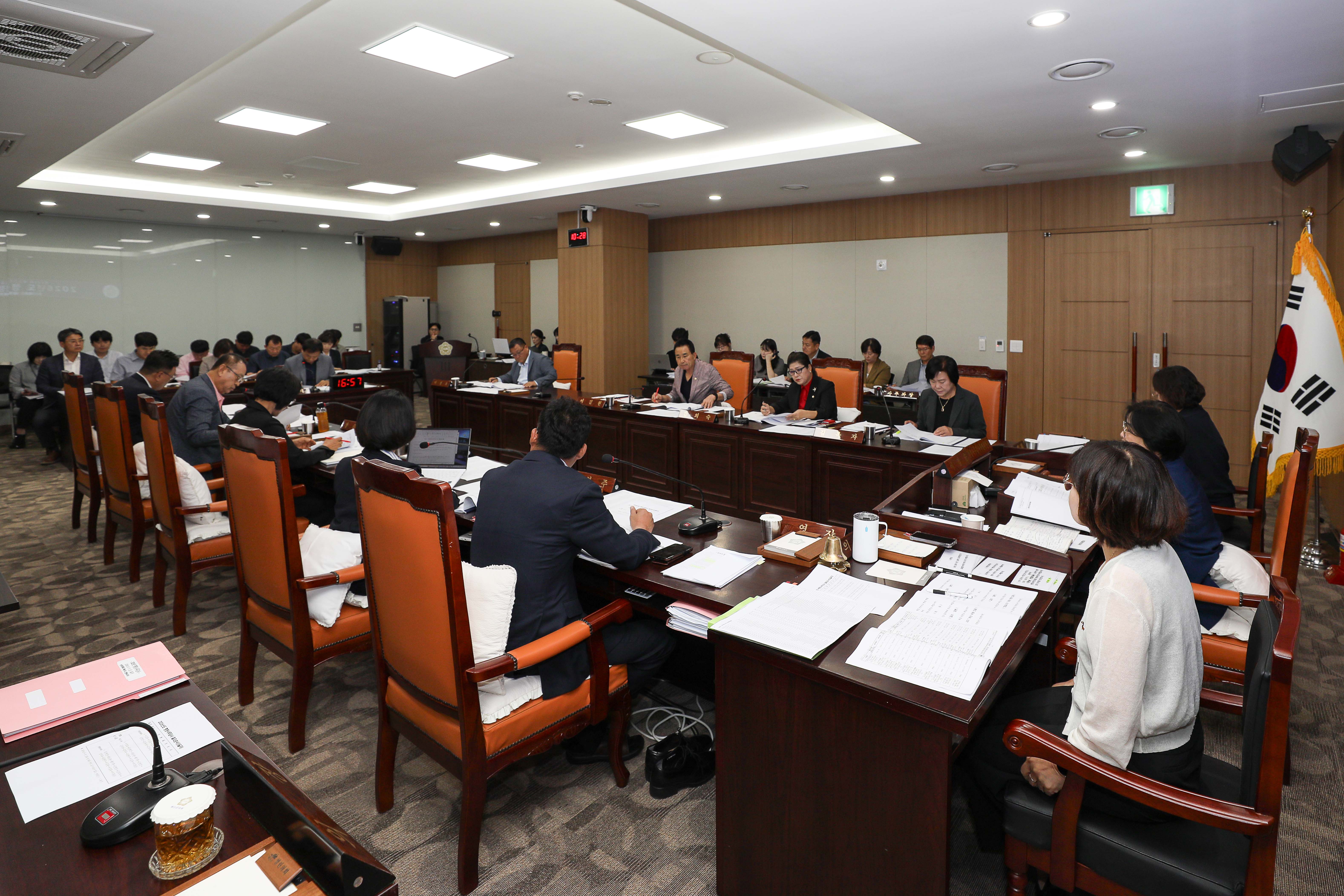 '예산군의회, 2026 행정사무감사 농림·축산·산림 현안 집중 점검' 게시글의 사진(7) '20260914 예산군의회 행정사무감사 5일차 (7).jpg'