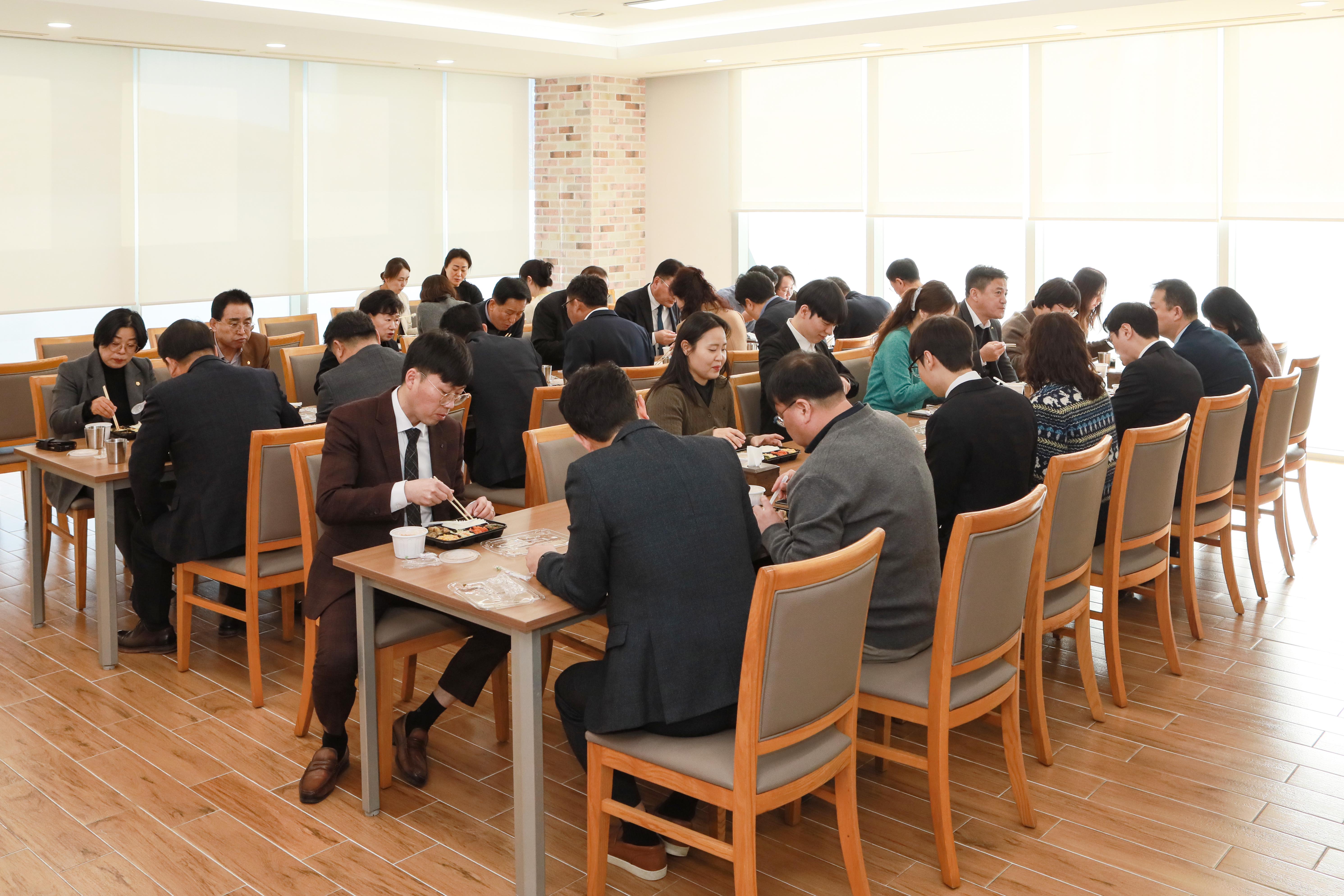 '예산군의회, 예산군시니어클럽 '착한 도시락'으로 따뜻한 동행' 게시글의 사진(3) '20260123 예산군의회, 예산군시니어클럽 '착한 도시락'으로 따뜻한 동행 (4).jpg'