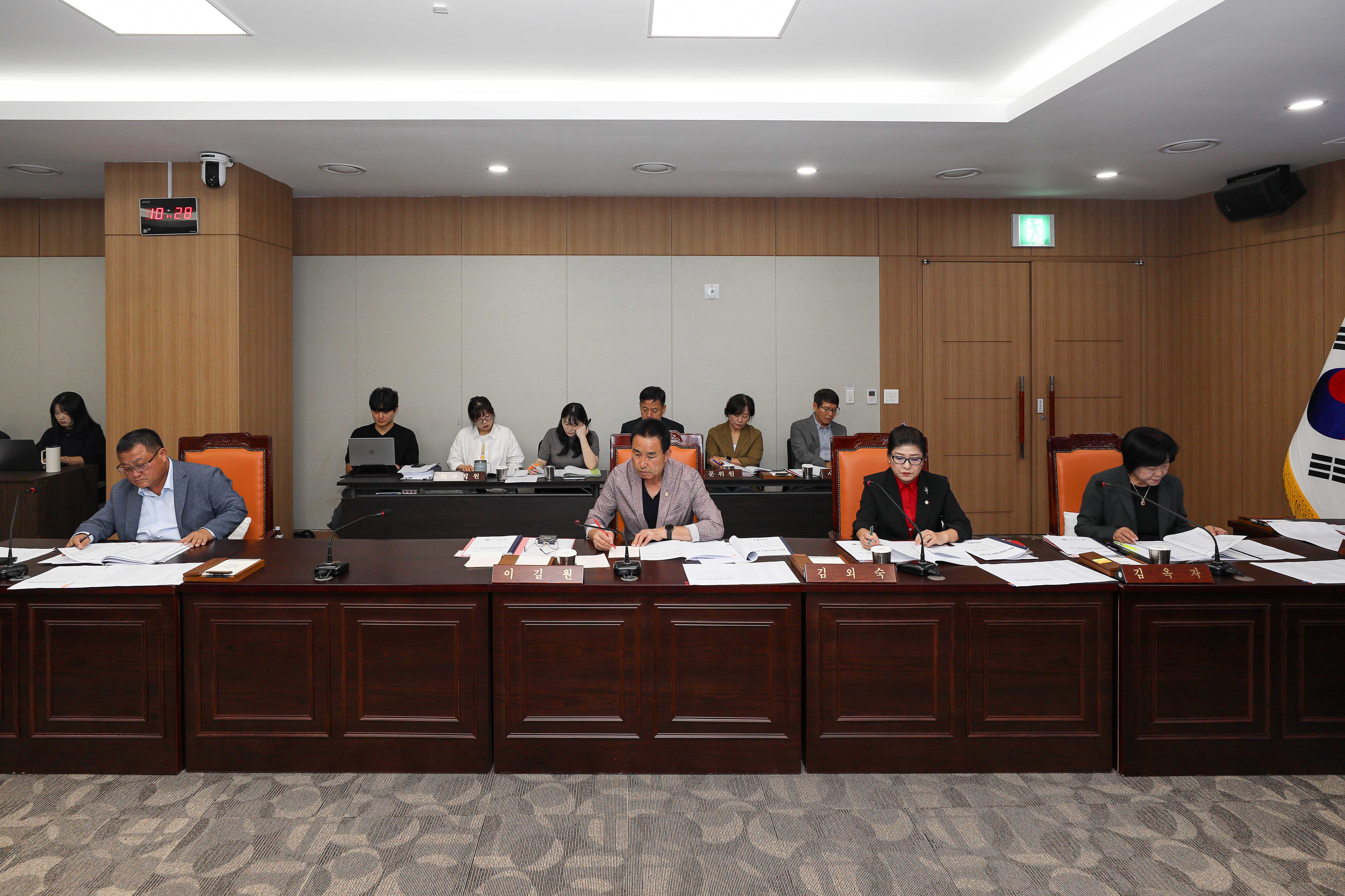 '예산군의회, 2026 행정사무감사 농림·축산·산림 현안 집중 점검' 게시글의 사진(6) '20260914 예산군의회 행정사무감사 5일차 (6).jpg'