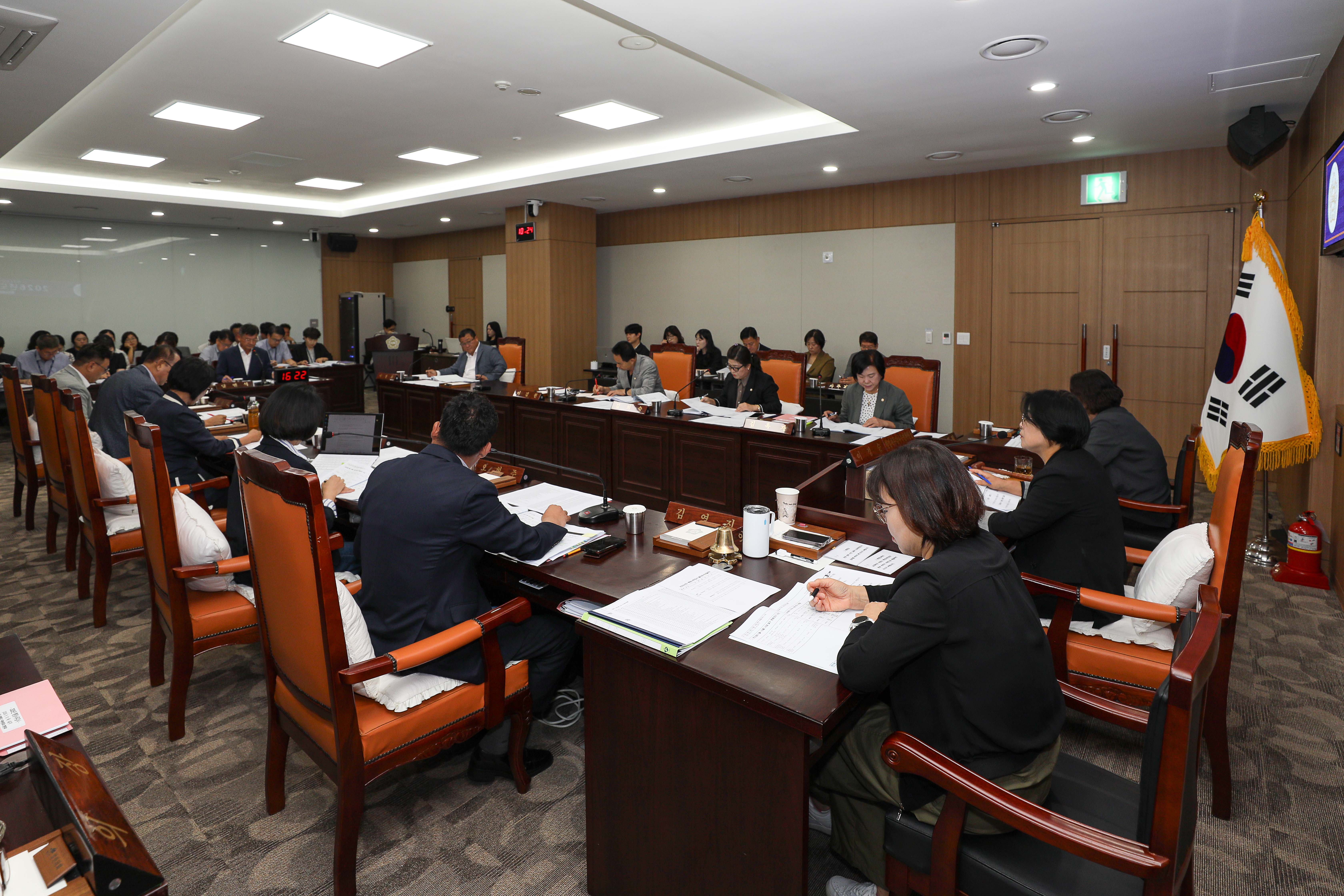 '예산군의회, 2026년 행정사무감사 반환점 돌아' 게시글의 사진(7) '20260911 예산군의회 행정사무감사 4일차 (7).jpg'