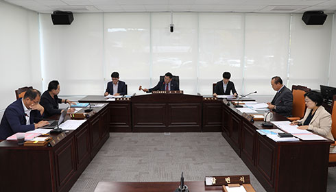 산업건설위원회 위원장 김영진 사진